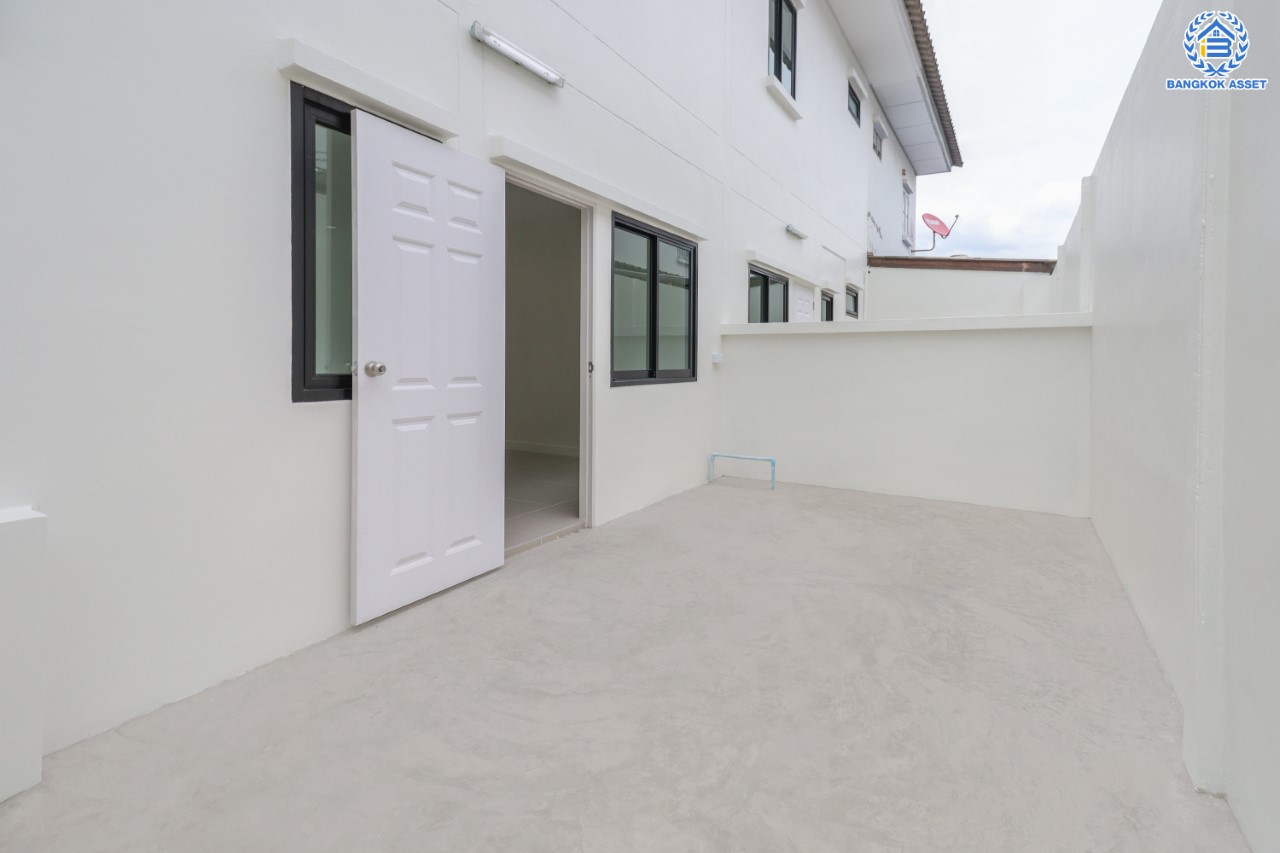 บ้านมือสองตกแต่งใหม่ ม.บัวทองธานีพาร์ค กาญจนาฯ-บางบัวทอง ทาวน์เฮ้าส์หลังใหญ่ เนื้อที่ 19.5 ตร.ว. ฟังก์ชันระดับบ้านเดี่ยว 3 ห้องนอน 2 ห้องน้ำ 1 ที่จอดรถ พร้อมเข้าอยู่ บนทำเลเดินทางสะดวก เข้า-ออกได้ทั้ง ถ.กาญจนาฯ และ ถ. บางกรวย-ไทรน้อย ใกล้ทางด่วน, เซ็นทรัลเวสต์เกต และรถไฟฟ้าสายสีม่วง "สถานีคลองบางไผ่"…